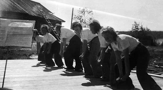 Tarmon naiset esiintym�ss� rintamalla 1942